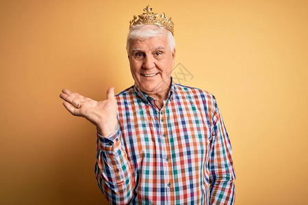年长英俊的白发男子头戴金色王冠图片