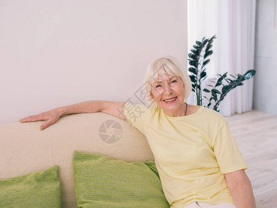 老人快乐的caucasian时髦女人图片