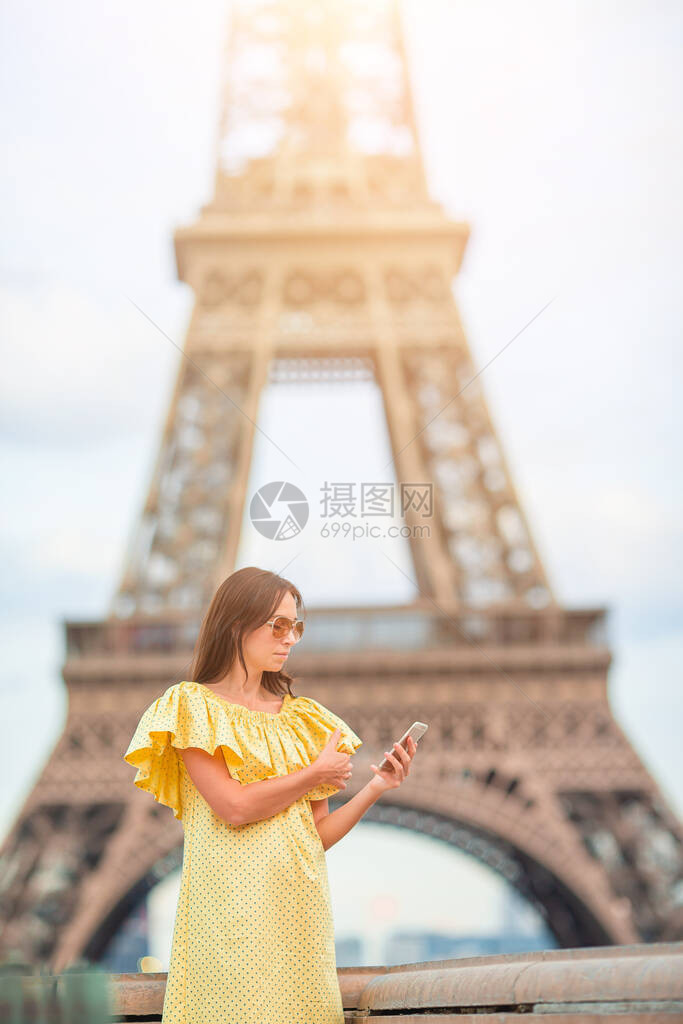巴黎背景的漂亮女人艾菲尔塔是法国最受欢图片