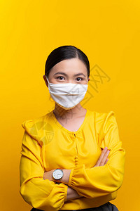 身戴防护面罩的亚裔妇女在保护和黄图片
