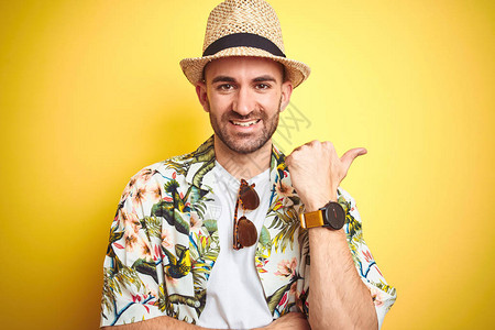度假的年轻人身着哈瓦伊花衬衫和夏帽图片