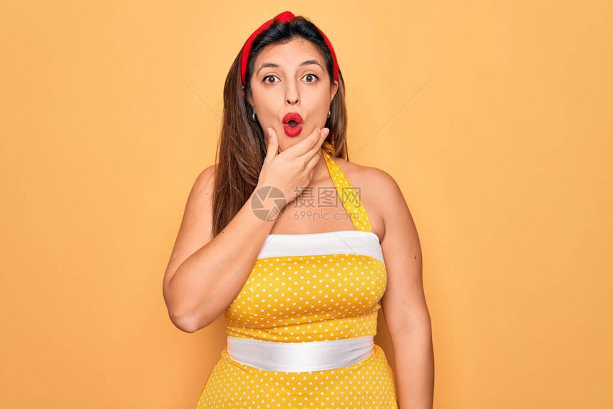 多岁黄色背景上穿着时尚感的西班牙裔女别针图片