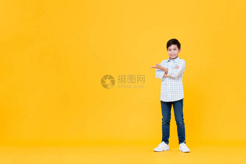 微笑的亚裔男孩用双手跨过手势图片