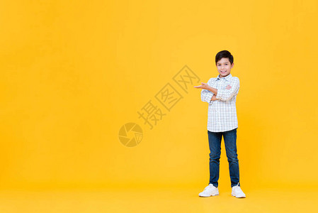 微笑的亚裔男孩用双手跨过手势图片