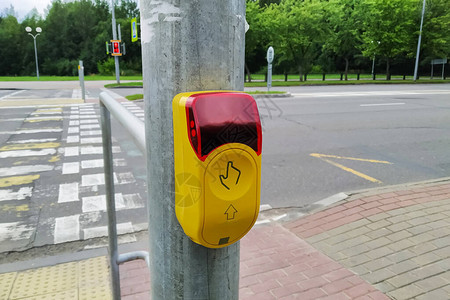 在人行横道关闭的红绿灯按钮图片