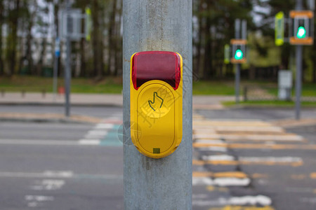 在人行横道关闭的红绿灯按钮图片