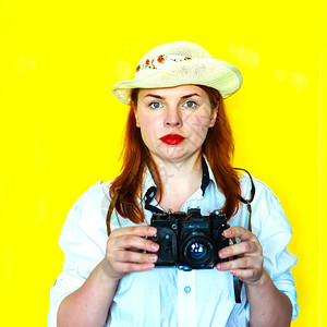 带着老式相机的年轻女人旅游概念图片