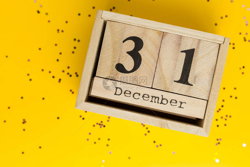日历上的新年日期12月31日黄色背景与五彩纸屑平图片