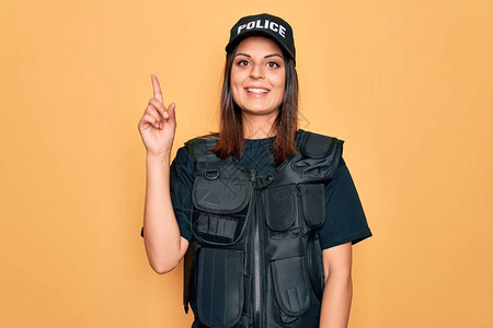 年轻漂亮的黑发女警身穿警服防弹和帽子图片