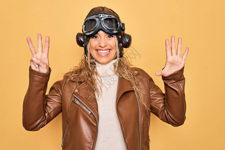 身着老式头盔驾驶眼镜和外套的金发年轻女飞行员图片
