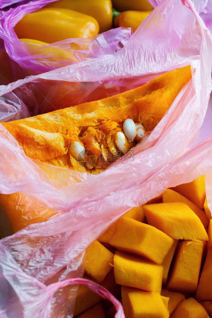 塑料袋中的生南瓜零废物智能消费市场蔬菜图片