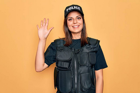 女警察年轻漂亮的黑发女警身穿防弹警服背景