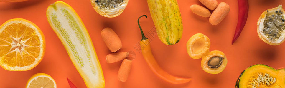 橙色背景中黄色水果和蔬菜的顶视图片