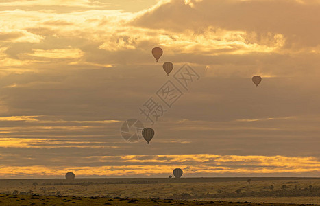 6个热气球漂浮在空中图片