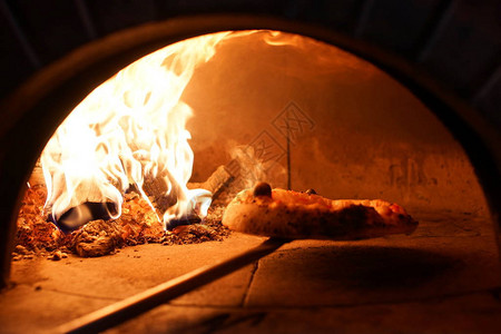 炉子里的那不勒斯燃木比萨饼背景图片