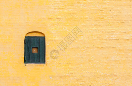 丹麦奥胡斯一座老房子的黄砖墙图片