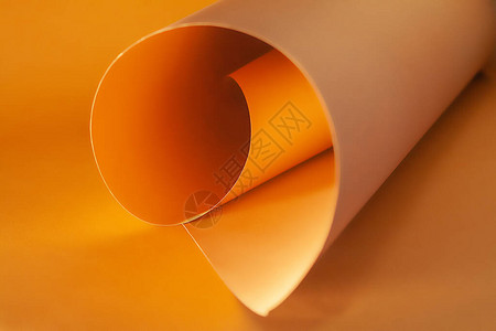 橙色纸和棕色纸被一条卷状线美丽的柔软灯光和纸面的影子抽象图片