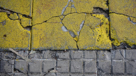 艺术破碎的黄色石头人行道背景图片