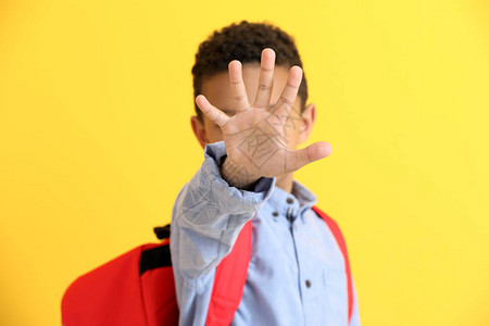 可爱的非裔美国人男孩展示停止手势图片