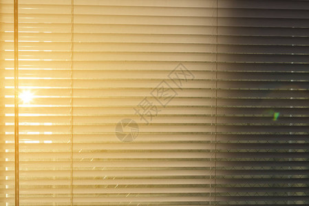 铝制百叶窗阳光从窗户射进来装饰室内图片
