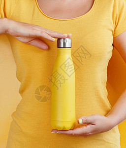 近身穿黄色T恤穿着黄色可再用钢瓶的黄图片