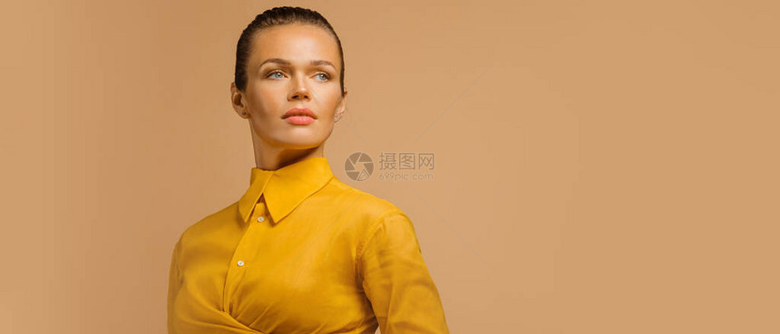 身着彩色黄衬衫的有吸引力的caucasian女商人特写肖像图片