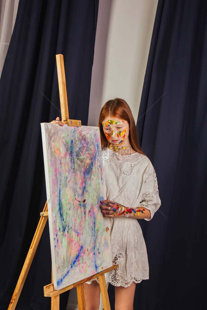 艺术家的年轻女孩穿着浅白色连衣裙图片