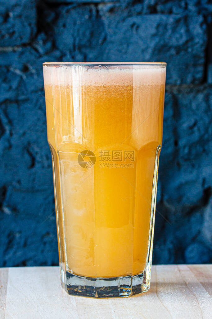 黄色的冰雪橙色芒果用一个大杯玻璃图片