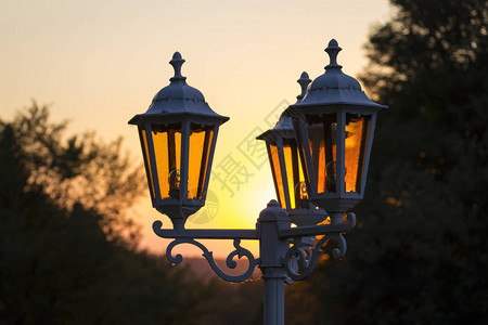 日落和街灯提供了浪漫的气氛图片