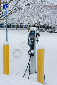 冬季电动汽车充电站满是积雪白雪背景的图片