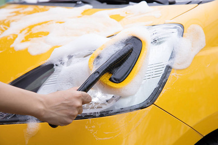 一辆黄色汽车的洗头图片