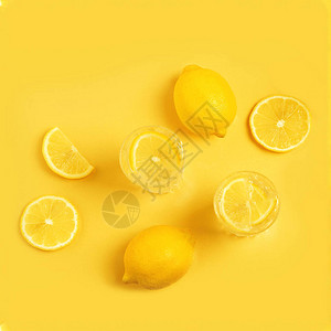 在黄色背景上用柠檬排毒柑橘柠檬水夏天图片