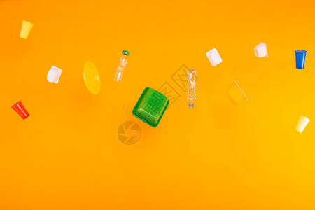 垃圾塑料回收污染和环境概念的问题黄色背图片