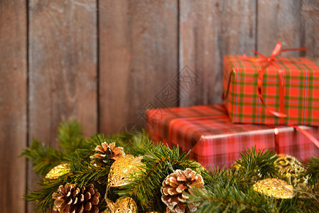 圣诞树装饰品和盒子背景上有礼物图片