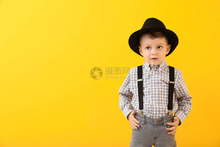 彩色背景下时尚小男孩的肖像图片