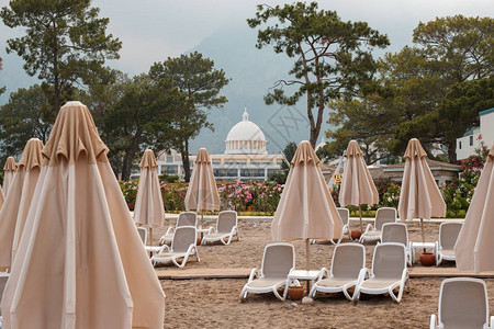沙滩上有遮太阳休息员和阳伞季节已图片