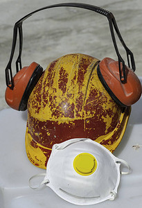 工业现场的工作安全头盔图片