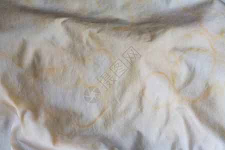 新白床上的脏污枕头图片