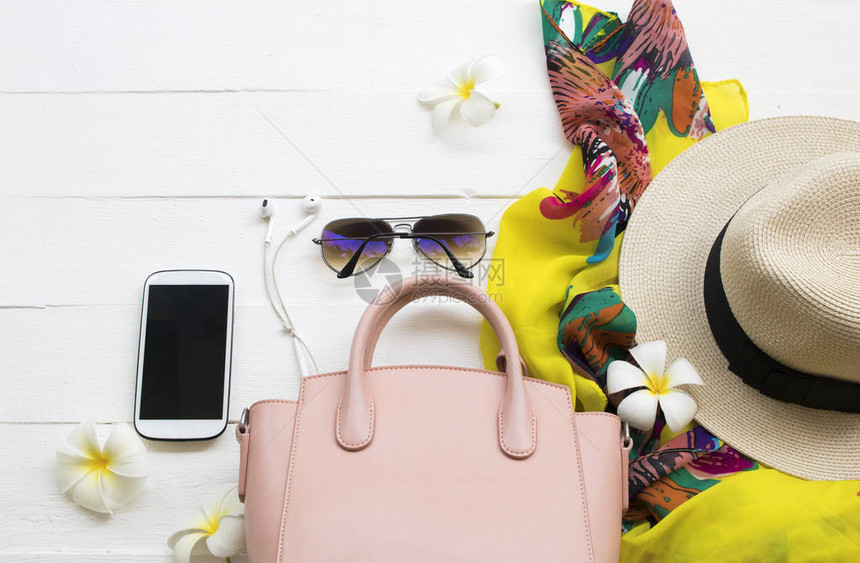 粉红色手袋黄色围巾帽子和手机等生活方式女放松夏季安排图片