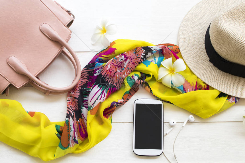 粉红色手袋黄色围巾帽子和手机等生活方式女放松夏季安排图片