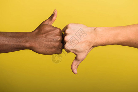 一只欧洲男第二名非裔美国人用手显示图片