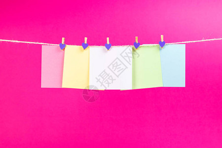 彩色纸卡挂绳隔离在粉红色背景上图片