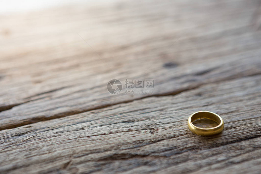 木制背景上的金戒指图片