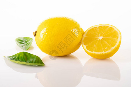 白色背景上的成熟黄色柠檬图片