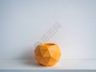白木架上的空橙色现代几何式混凝土板图片