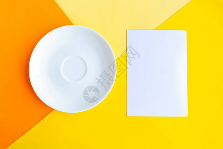 白色模型板和橙色几何背景上的空白复制文本空间最小概念图片