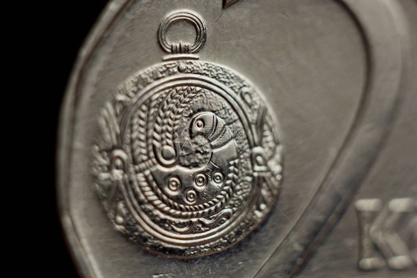 硬币两个捷克朗宏孤立在黑色背景上金属钱的细节关闭欧洲图片