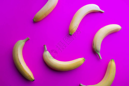 粉红色背景中的香蕉图片