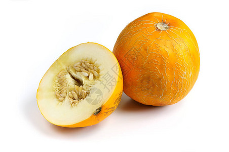 整片和切片成熟的黄瓜水果孤图片