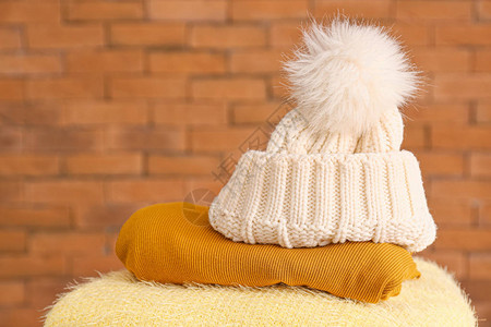 衣帽在砖头背景的冬图片